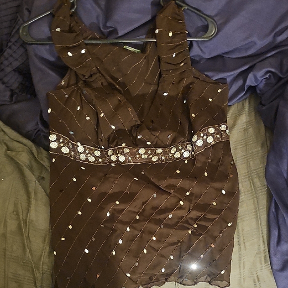 Chic Brown Sleeveless Blouse with Sequin Detail - Picture 1 of 4